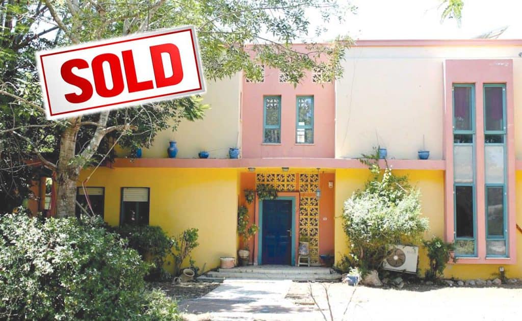 הבית הצבעוני נמכר